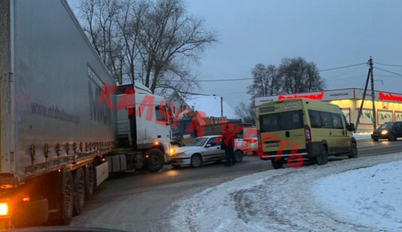В Турынино машины стоят в пробке из-за аварии