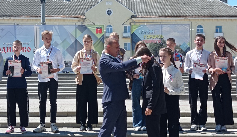 В День России активные людиновцы получили паспорта и заслуженные награды