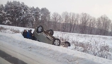 Водители троллейбусов в Калуге спасли семью из перевернувшегося автомобиля