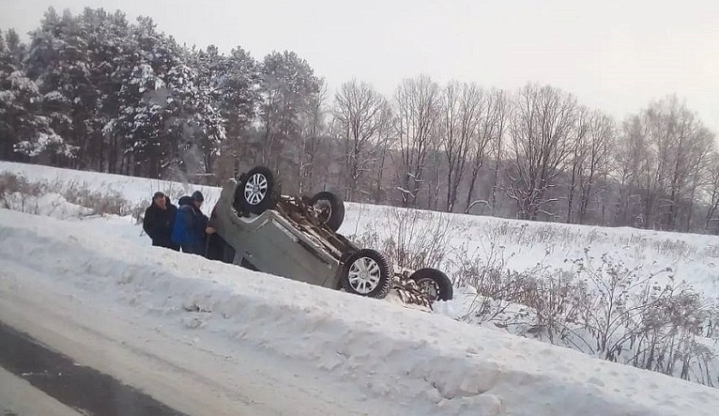 Водители троллейбусов в Калуге спасли семью из перевернувшегося автомобиля