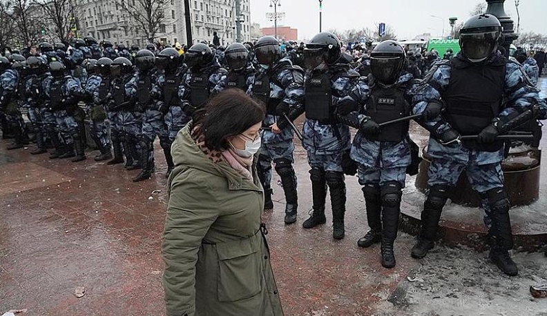 В Кремле назвали поведение полиции на несогласованной акции в Москве корректным 