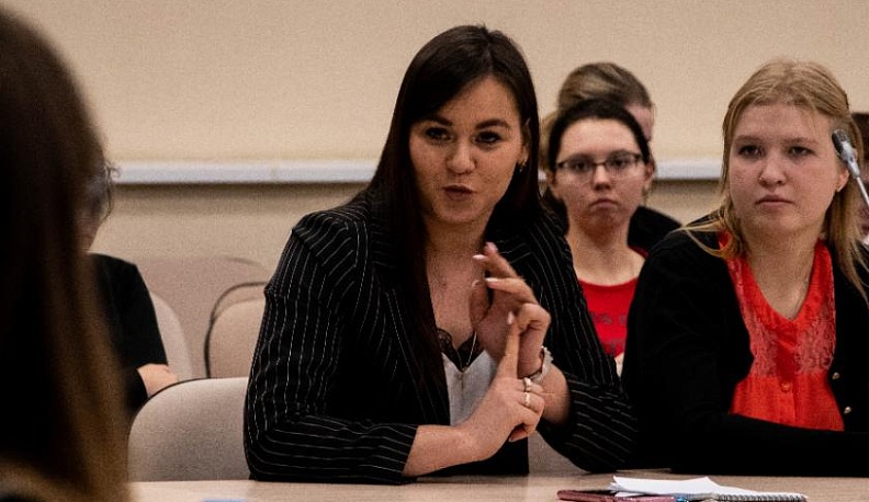 Студенты губернаторских групп поговорили о родительстве