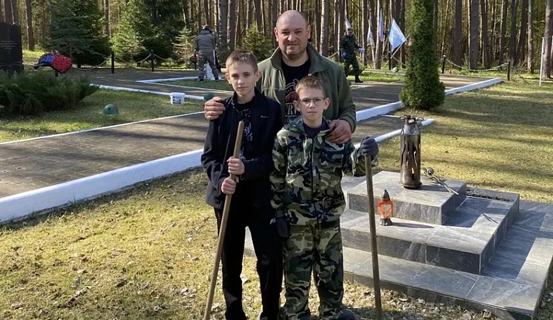 Офицеры калужского Следственного комитета привели в порядок мемориалы в округах региона