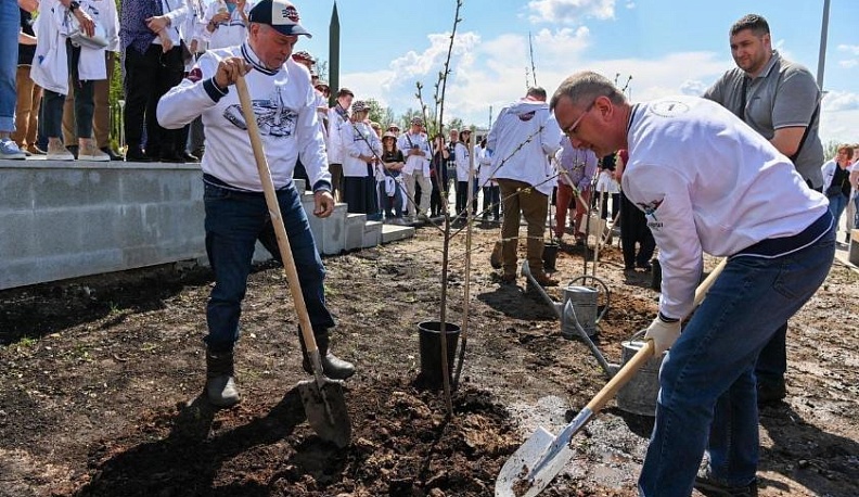 В Калуге у музея космонавтики высадили 16 деревьев черешни