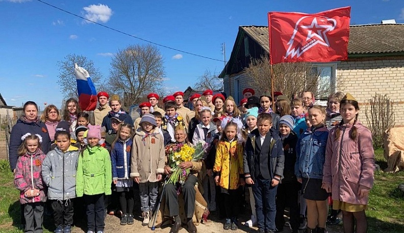 Юнармейцы прошли торжественным парадом перед домами калужских ветеранов