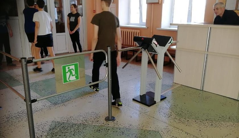 В Перемышльской средней школе установили турникет