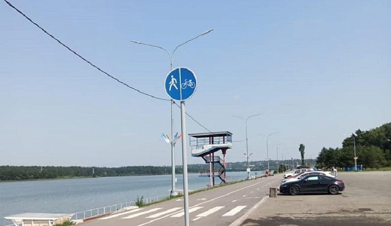 В Калуге на променаде Яченского водохранилища установили дорожные знаки