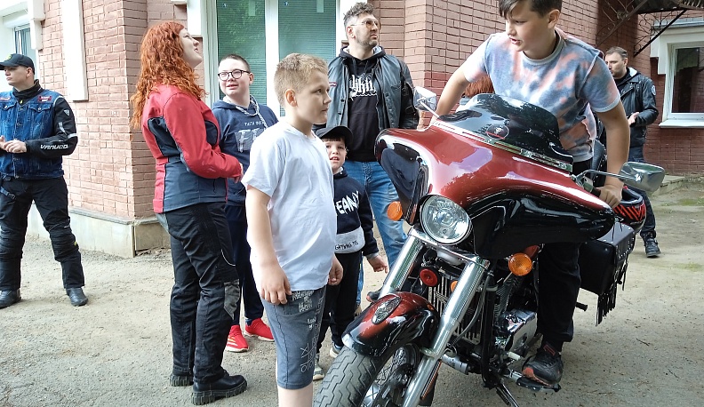 Калужские байкеры подарили праздник детям из Кондровского центра содействия семейному воспитанию «Берега»