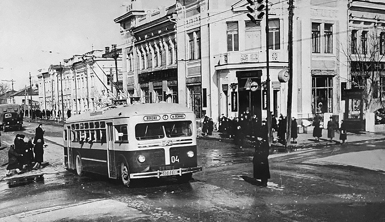 Первый троллейбус вышел из депо 30 марта 1956 года. Он перевозил тогда пассажиров от железнодорожного вокзала до площади Ленина, нынешнего Старого Торга.