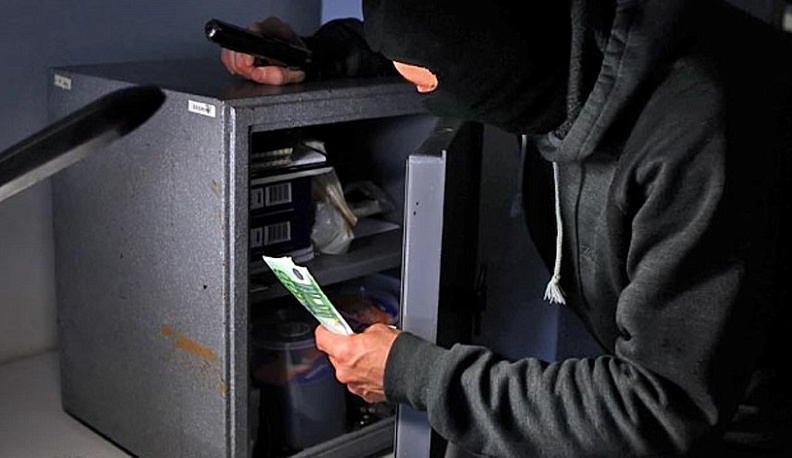 Калужанин обворовал рабочий сейф 