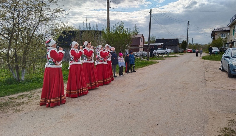 Жители Износок присоединились к акции «Поём двором»