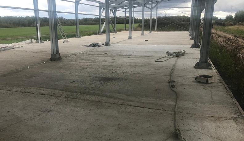 В Ульяновском районе мужчин снесло с крыши кровельным материалом