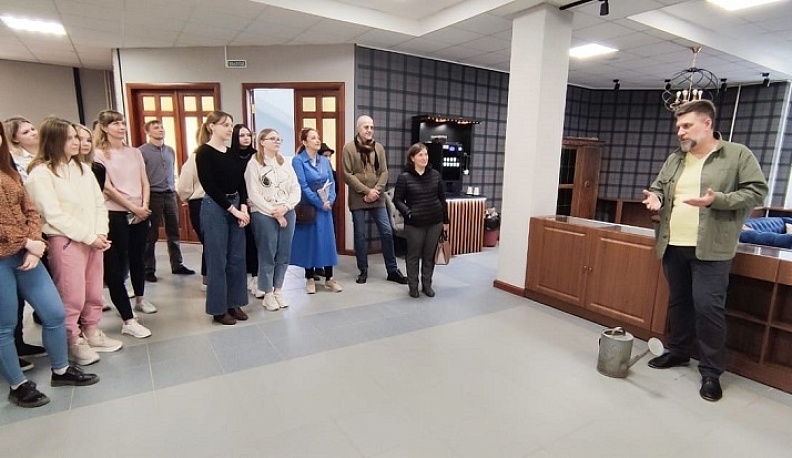 В Калужском государственном университете открылась выставка уникальных садовых леек