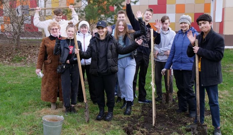 Одиннадцатиклассники школы № 1 города Спас-Деменска заложили фруктовый сад