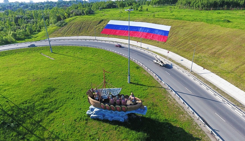 На обходе Калуги появился огромный триколор