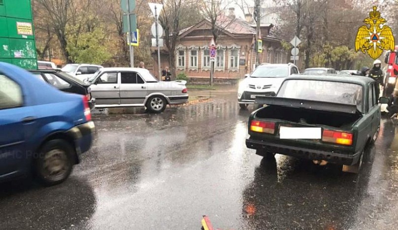 В Калуге начинающий водитель на "семерке" сбил 69-летнюю женщину у перехода