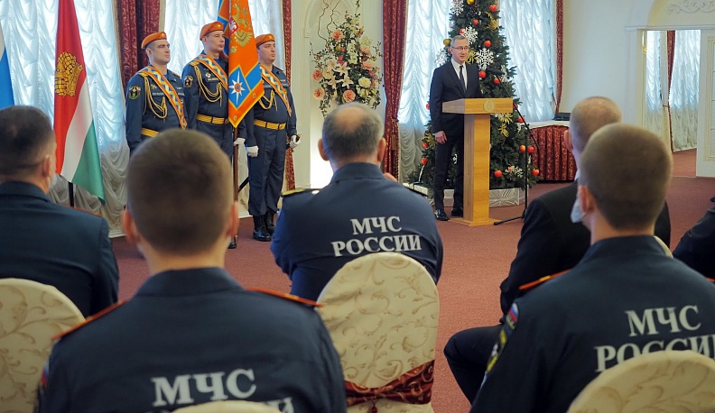 Владислав Шапша поздравил и наградил калужских спасателей