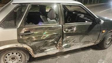 В центре Калуги иномарка столкнулась с мотоциклом