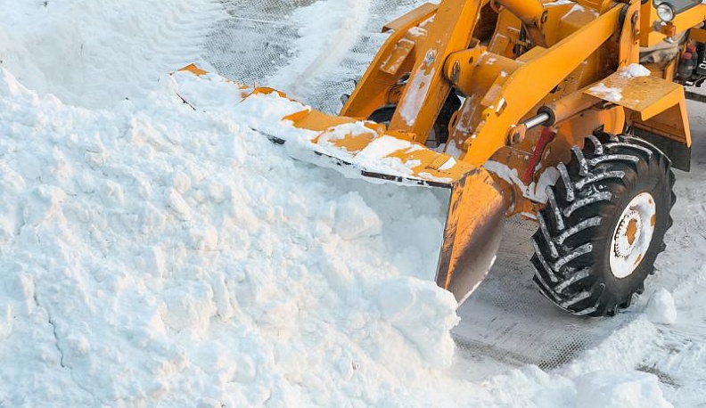 К уборке снега в Людинове привлечена вся городская техника