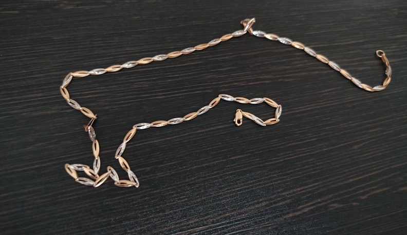 Калужанин украл у незнакомца золотую цепочку стоимостью в 215 тысяч рублей 