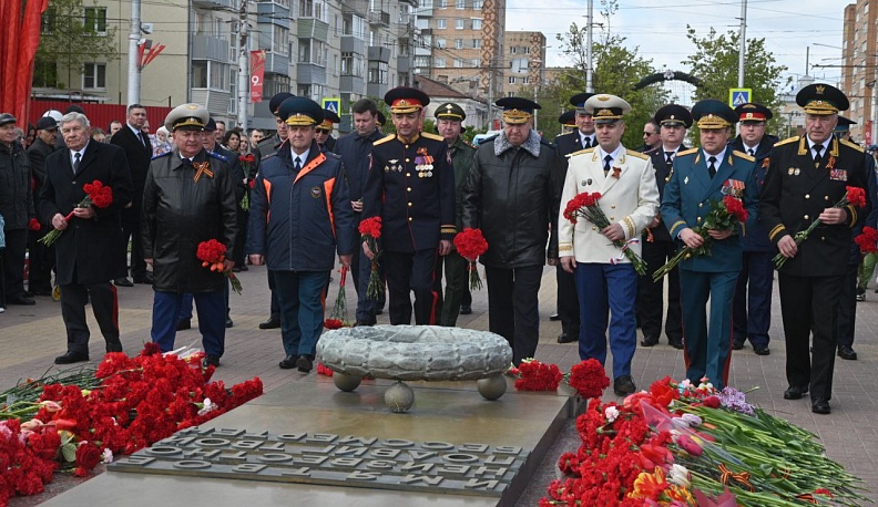 Калужане почтили память героев Великой Отечественной войны у Могилы Неизвестного Cолдата 