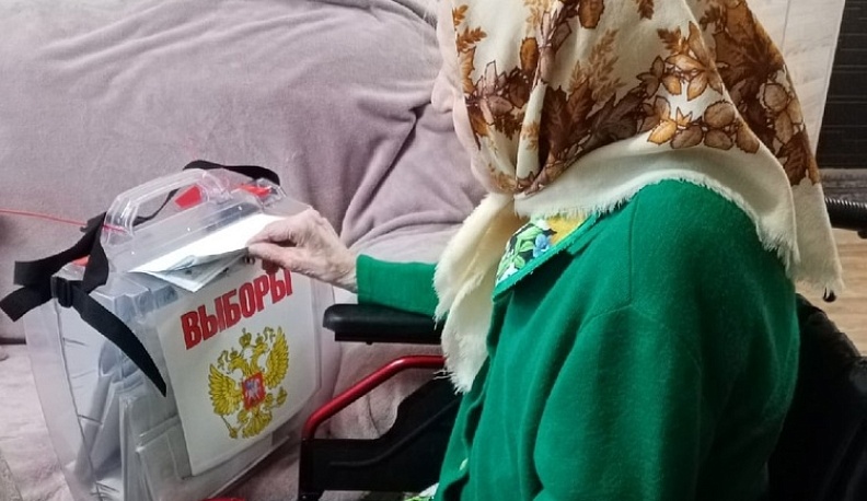 В Сухиничах на выборах депутатов в Госдуму проголосовала 96-летняя ветеран