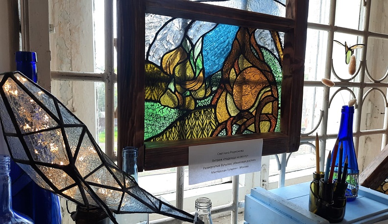 В Тарусе показывают шедевры из бутылок