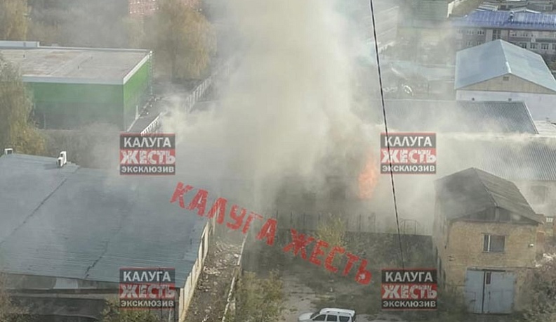 Пожарные в Калуге тушат крышу одного из бараков колонии-поселения