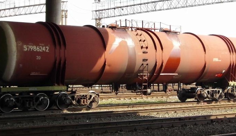 Машинист тепловоза сливал с вагонов-цистерн нефтепродукты