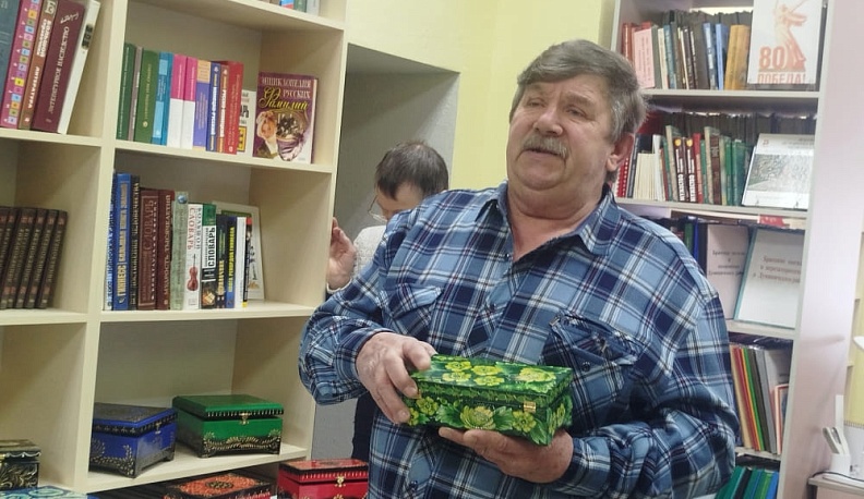 В Думиничском округе местный мастер рассказал землякам о промыслах и ремеслах народов России и о своем творчестве