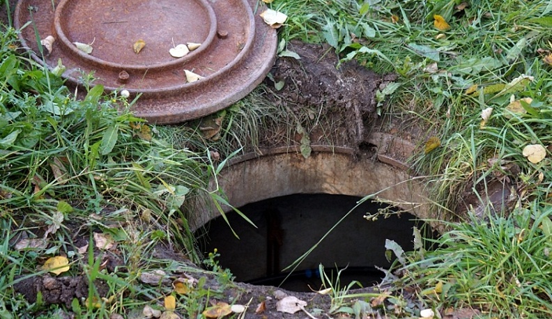 В Калуге ребенок провалился в канализацию