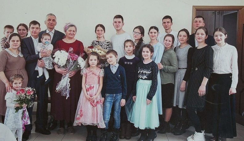 Владислав Шапша поздравил Ольгу Рудченко со званием «Мать-героиня»