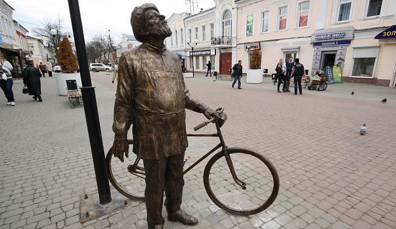 В Калуге памятник Циолковскому разгромили вандалы
