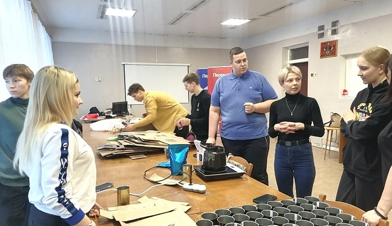 В Думиничском районе волонтеры делают блиндажные свечи для защитников СВО