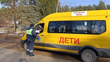 В Юхновском районе автоинспекторы проверили автобусы для перевозки детей