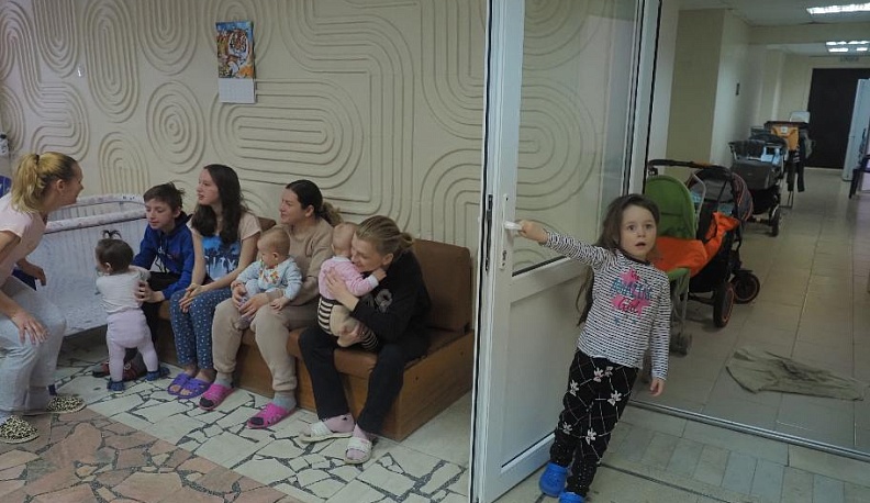 Сенатор Анатолий Артамонов встретился с переселенцами с Донбасса