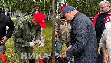 Анатолий Артамонов посадил деревья в Хвастовичском округе в селе Красное
