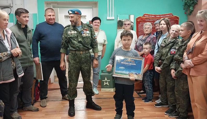 Мальчик из Перемышльского района получил благодарность от десантников Луганщины