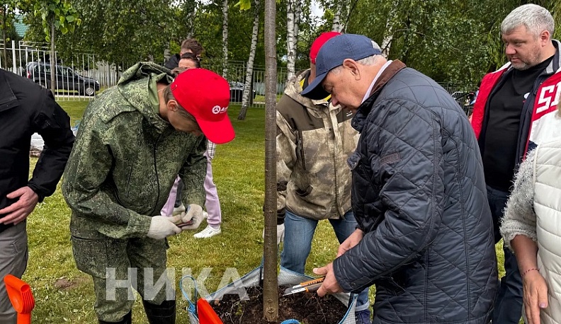 Анатолий Артамонов посадил деревья в Хвастовичском округе в селе Красное