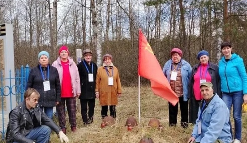 Серебряные волонтёры из Кирова провели уборку на воинских захоронениях