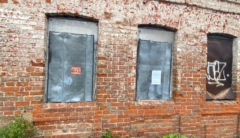 Прокуратура заставила собственника закрыть проход в опасное разрушающееся здание в Калуге