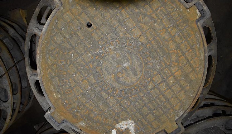 Калугаоблводоканал получил именные крышки для люков