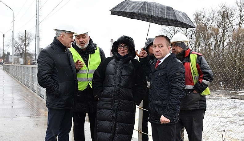 Замгубернатора Ольга Иванова проинспектировала строительство моста в Людинове
