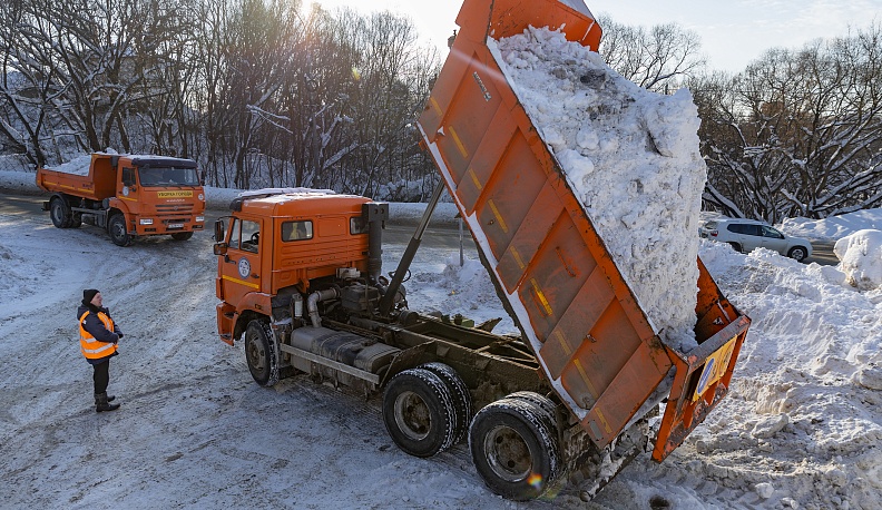 Снег с улиц города привозят  на снегоплавильный комплекс.