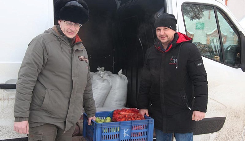 Отцы из Юхновского района собрали корм для зубрят