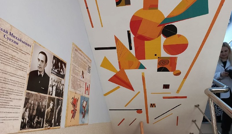 В одной из школ Калужской области появилась лестница в духе русского авангарда