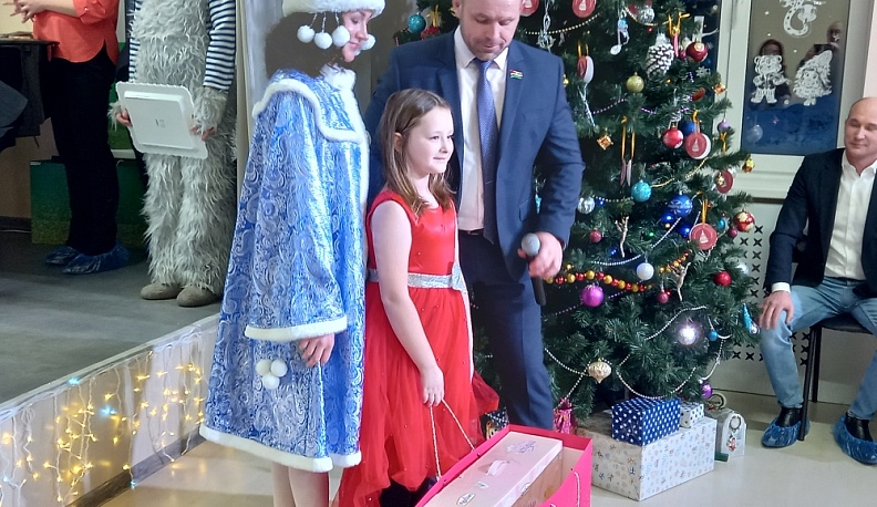 У двадцати маленьких жителей Дзержинского района исполнились мечты на предновогодней «Елке желаний»