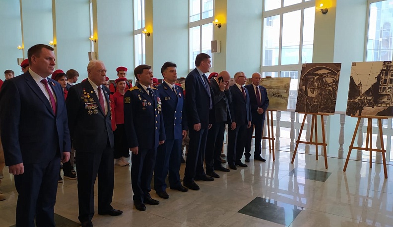 В областной филармонии открылась выставка детского рисунка "Дорога жизни. 80 лет"