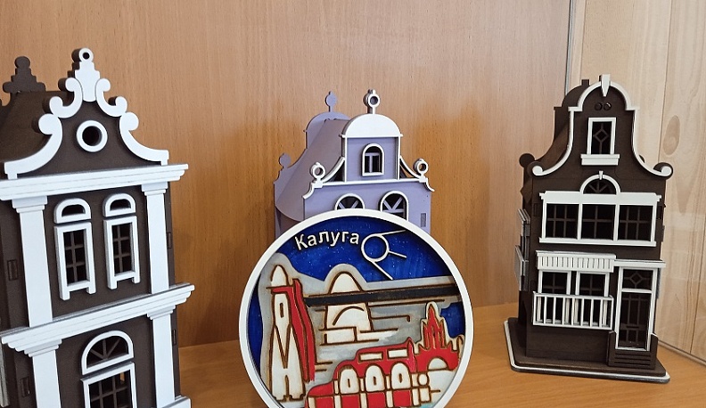 В калужском Доме мастеров показывают выставку «Ажурный мир дерева»