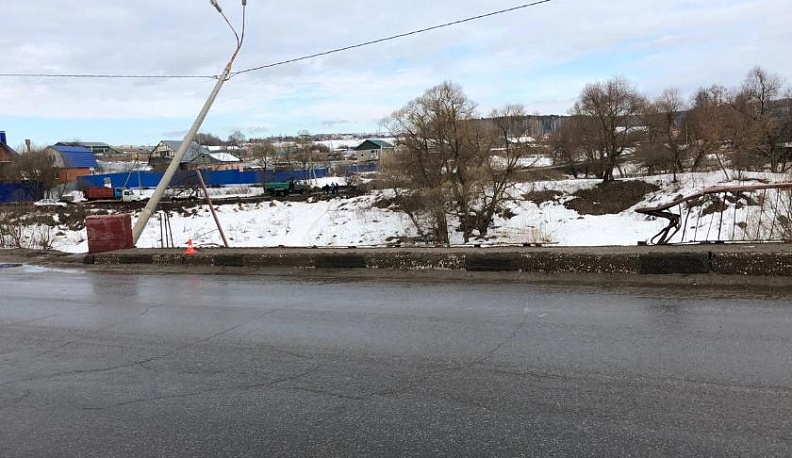 Водитель автомобиля, сорвавшегося с моста в Калуге, погиб